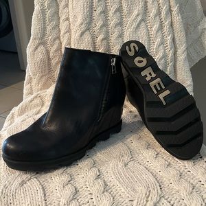 Sorel Joan of Arctic Wedge III Zip Boot — Waterproof Leather Wedge. Size 9.